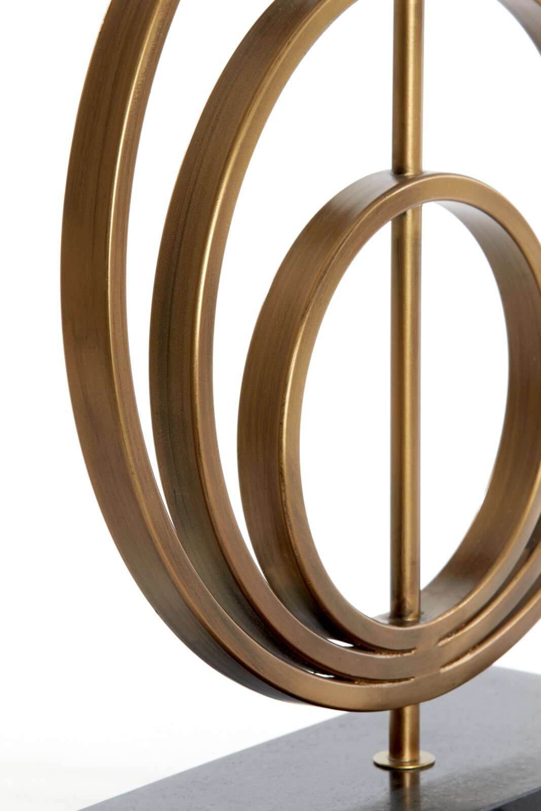 Close-up van een decoratieve lampvoet van metaal met cirkelvormige elementen in een gouden kleur, gezien vanaf de zijkant.