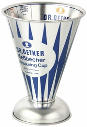 Nostalgischer 0,5L Messbecher aus Metall mit blauer und weißer Beschriftung, seitliche Perspektive