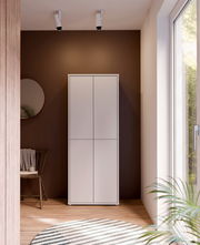 Moderner, hoher XL-Schuhschrank in Weiß mit vier Türen, frontal im stilvollen Eingangsbereich platziert.