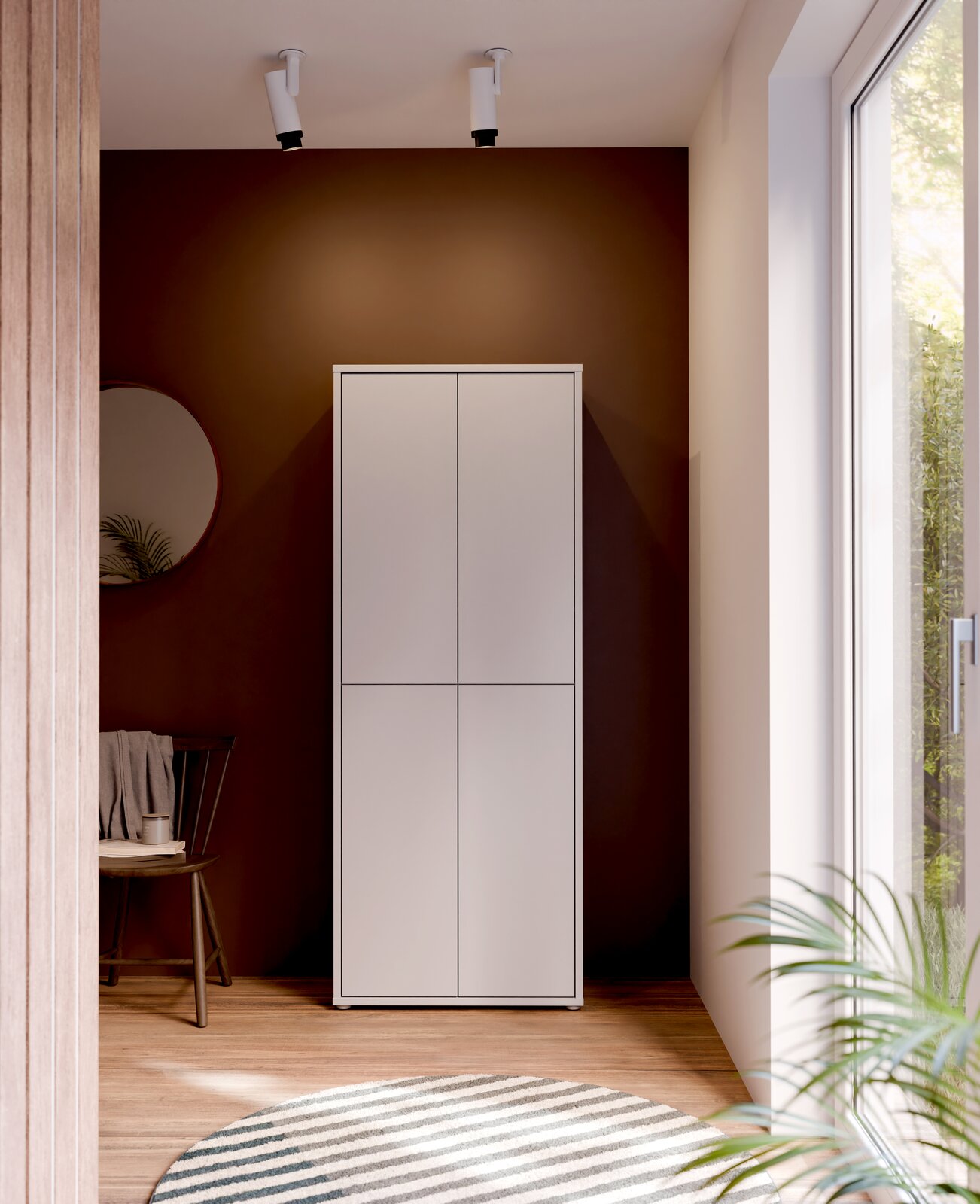 Moderner, hoher XL-Schuhschrank in Weiß mit vier Türen, frontal im stilvollen Eingangsbereich platziert.