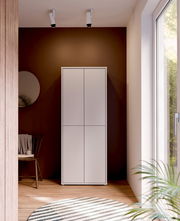 Moderner, hoher XL-Schuhschrank in Weiß mit vier Türen, frontal im stilvollen Eingangsbereich platziert.