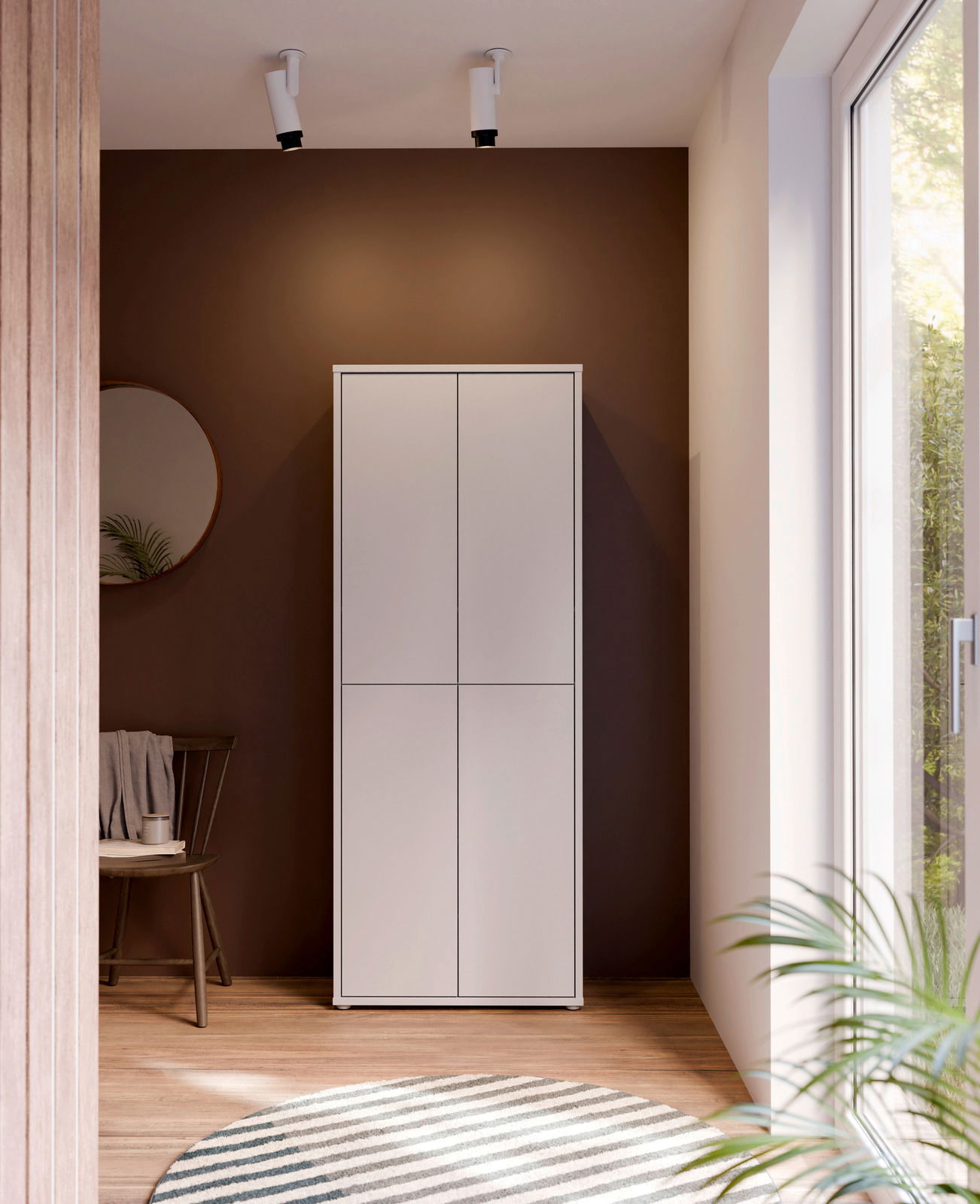 Moderner, hoher XL-Schuhschrank in Weiß mit vier Türen, frontal im stilvollen Eingangsbereich platziert.