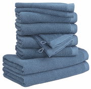 Ein Stapel von blauen Handtüchern, seitliche Perspektive