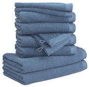 Ein Stapel von blauen Handtüchern, seitliche Perspektive