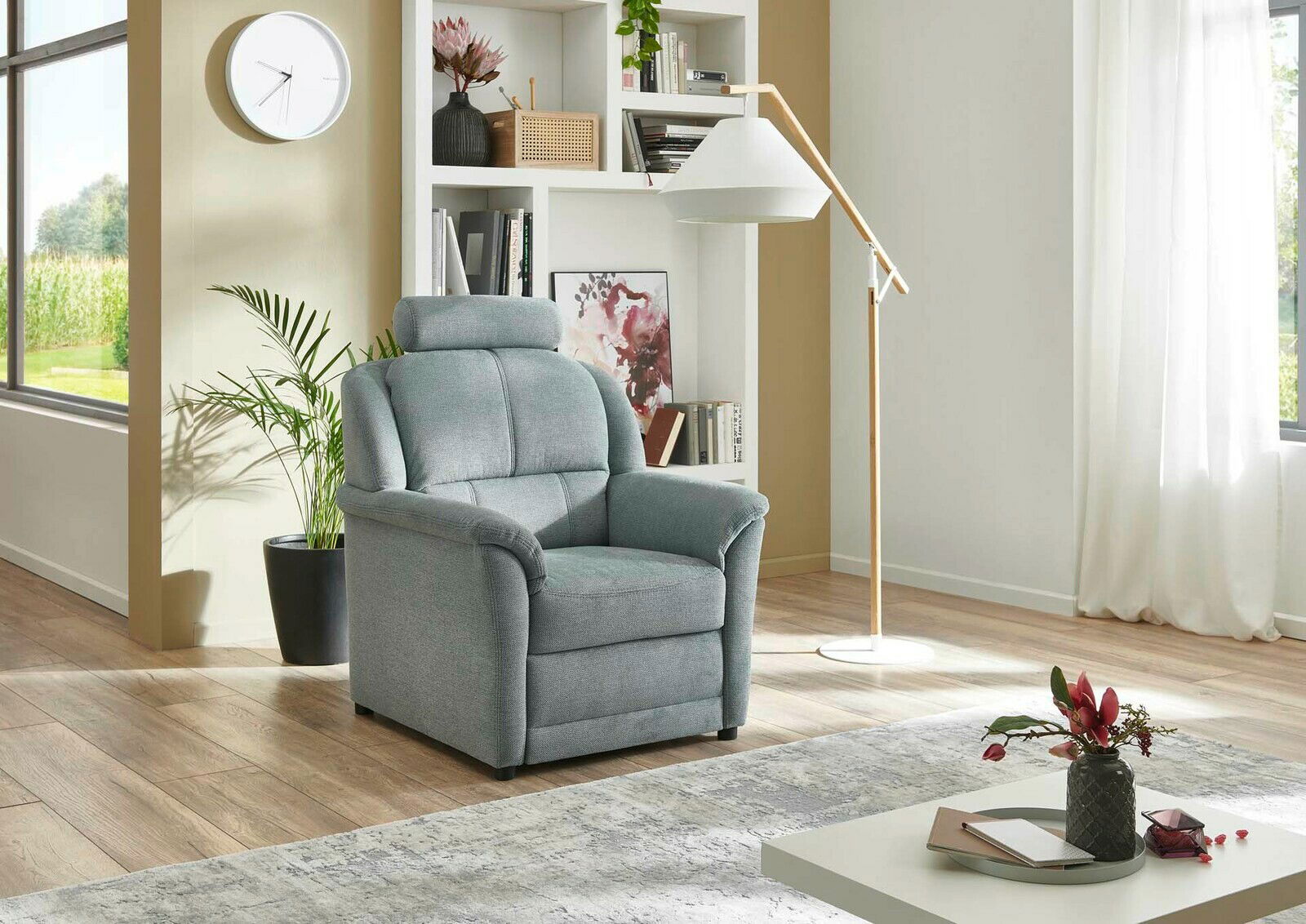 Beldomo Comfort Sessel MATARO Gemütlicher grauer Sessel in einem modernen Wohnzimmer, seitliche Perspektive.