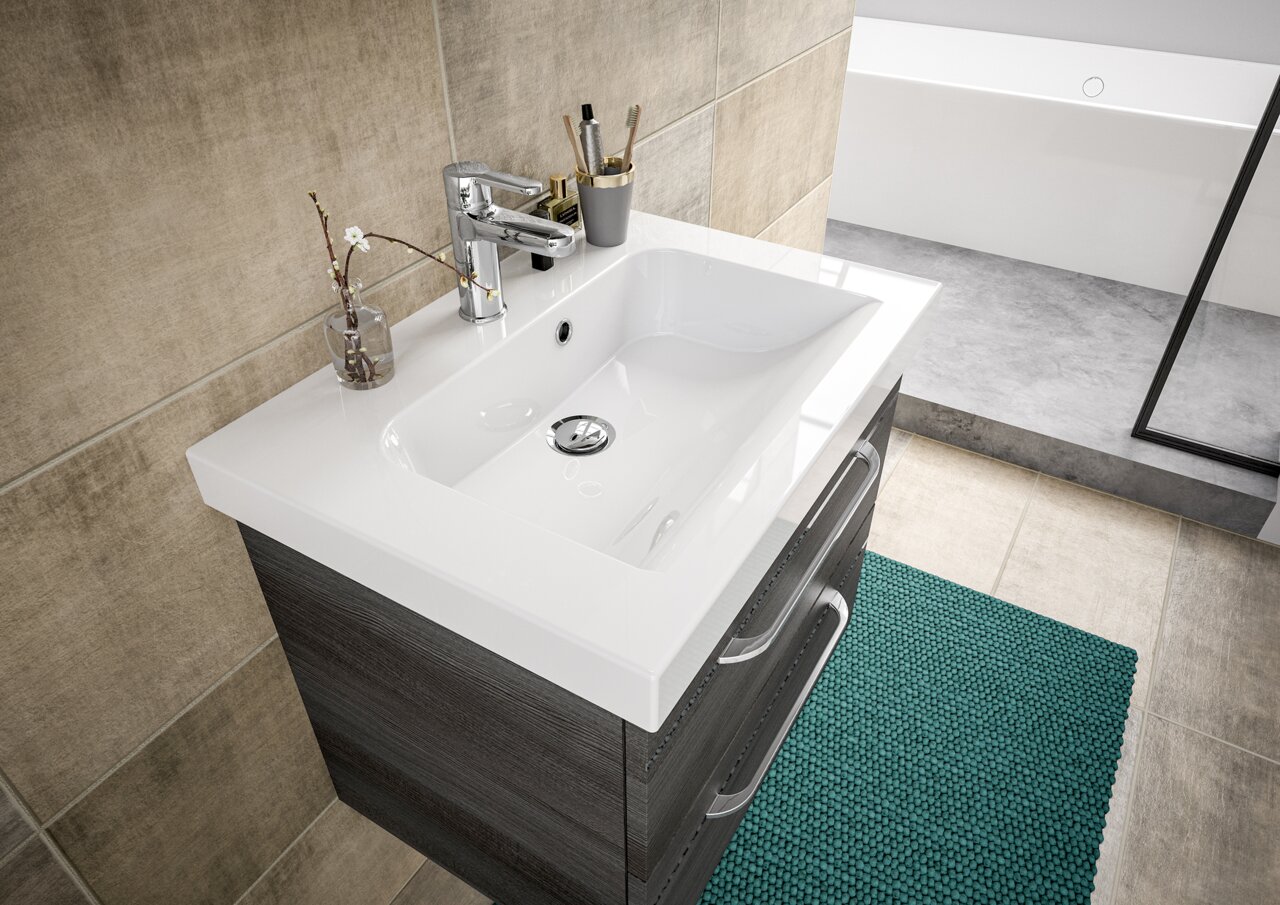 Moderne Waschtischlösung mit weißem Waschbecken und Chromarmatur, seitliche Perspektive