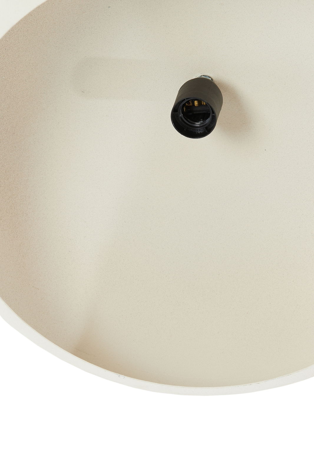 Innenansicht einer cremefarbenen Hängeleuchte mit Blick auf die Lampenfassung von unten.