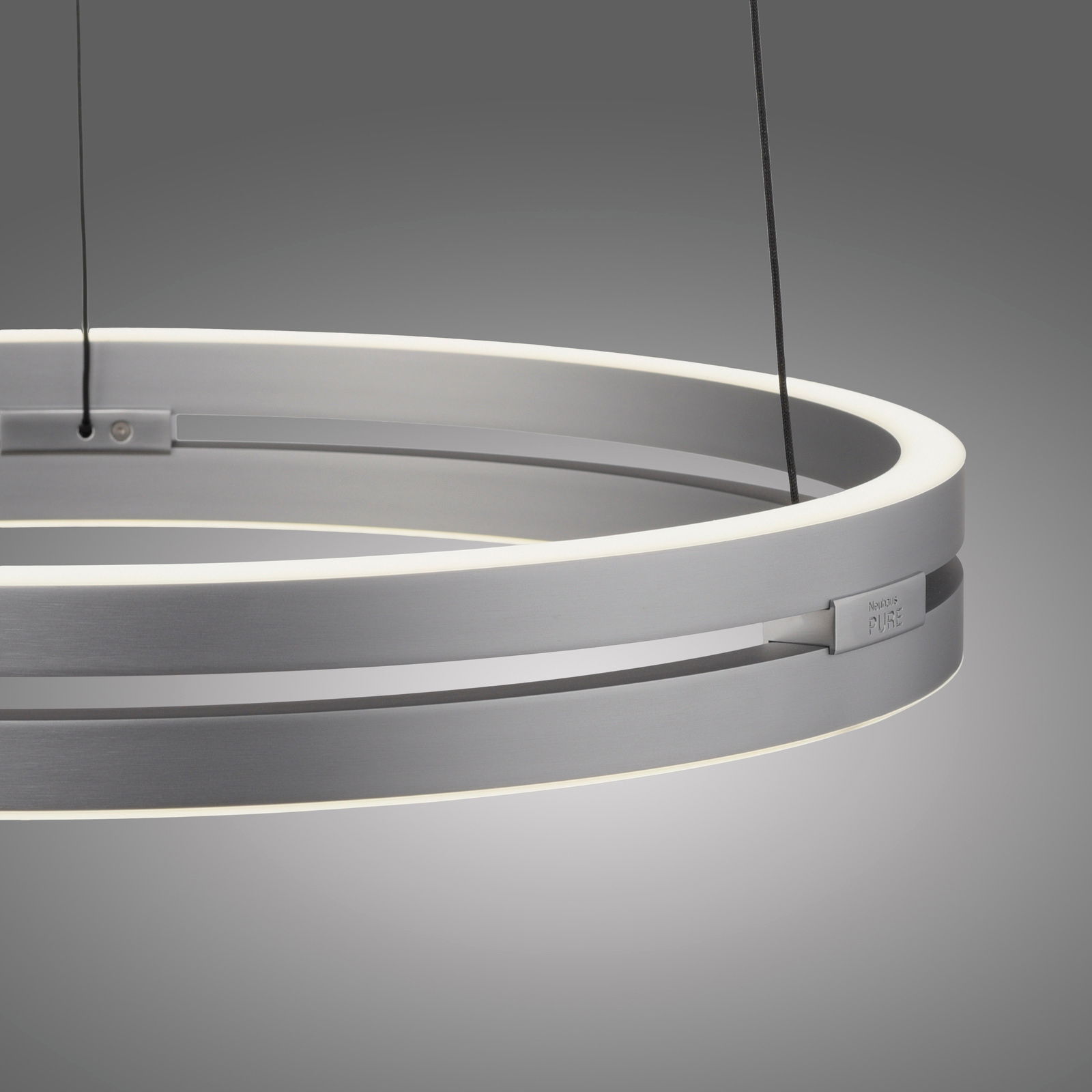Moderne Pendelleuchte PURE E-Loop in silberner Ringform, seitliche Perspektive