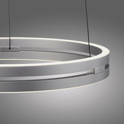 Moderne Pendelleuchte PURE E-Loop in silberner Ringform, seitliche Perspektive