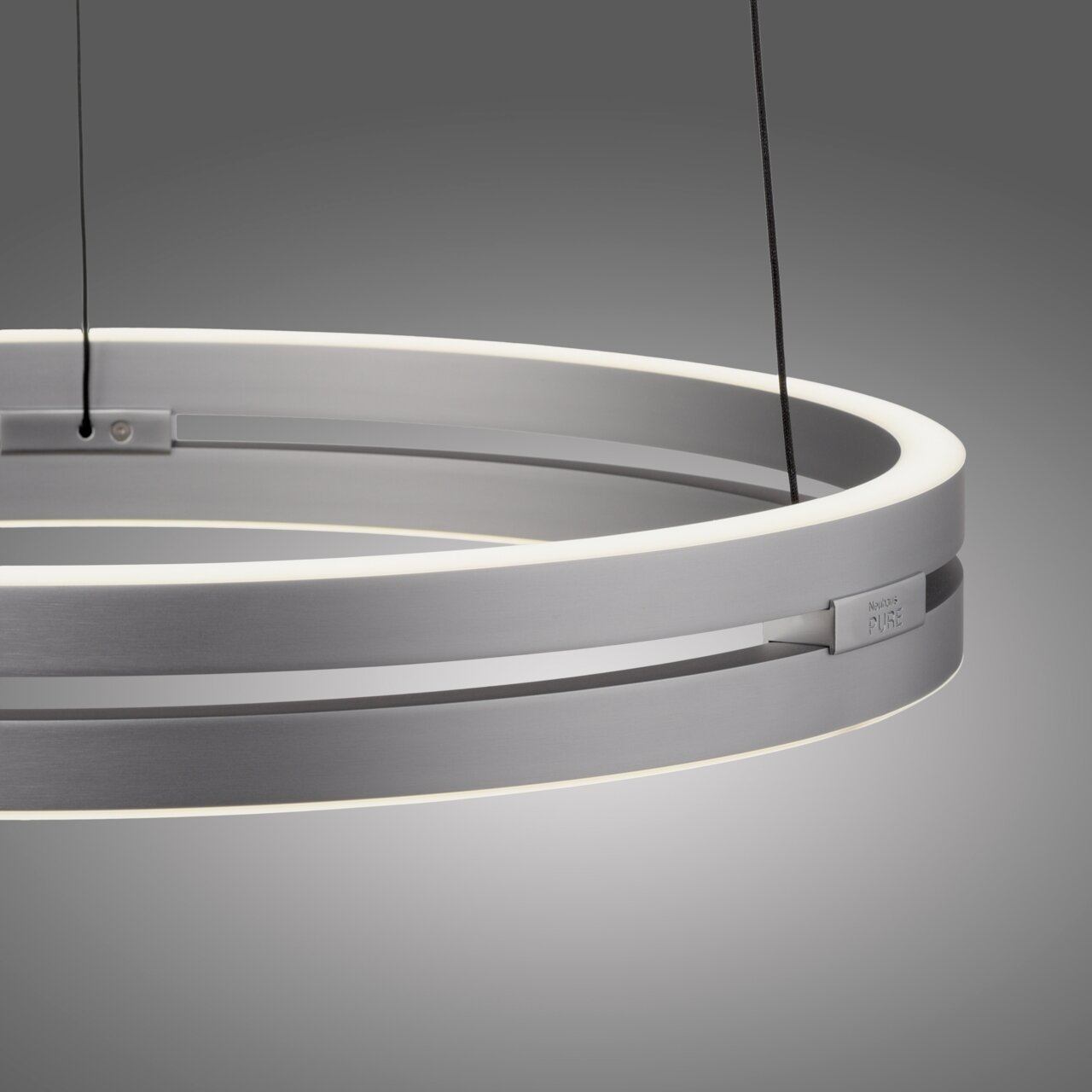 Moderne Pendelleuchte PURE E-Loop in silberner Ringform, seitliche Perspektive