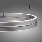 Moderne Pendelleuchte PURE E-Loop in silberner Ringform, seitliche Perspektive