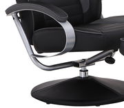 Schwarzer Fernsehsessel mit Hocker, seitliche Perspektive, Metallarmlehnen und drehbarer Sockel.