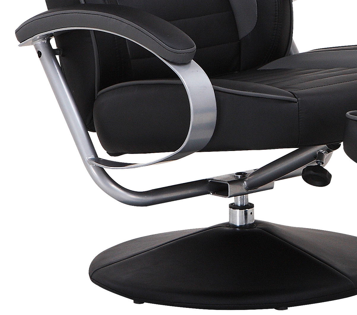 Schwarzer Fernsehsessel mit Hocker, seitliche Perspektive, Metallarmlehnen und drehbarer Sockel.