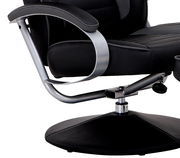 Schwarzer Fernsehsessel mit Hocker, seitliche Perspektive, Metallarmlehnen und drehbarer Sockel.