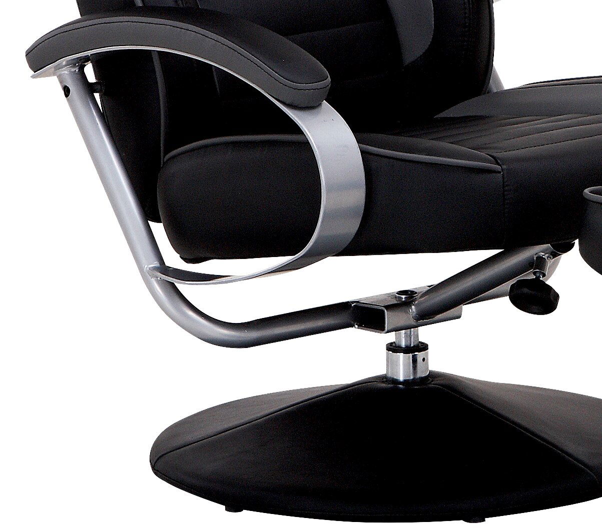 Schwarzer Fernsehsessel mit Hocker, seitliche Perspektive, Metallarmlehnen und drehbarer Sockel.