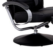 Schwarzer Fernsehsessel mit Hocker, seitliche Perspektive, Metallarmlehnen und drehbarer Sockel.