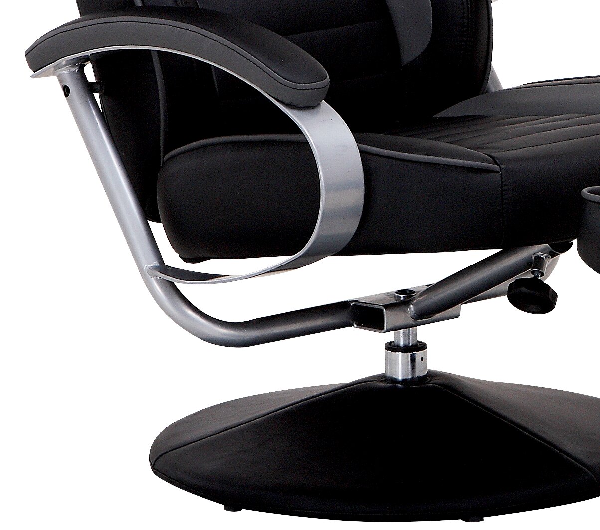 Schwarzer Fernsehsessel mit Hocker, seitliche Perspektive, Metallarmlehnen und drehbarer Sockel.