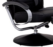 Schwarzer Fernsehsessel mit Hocker, seitliche Perspektive, Metallarmlehnen und drehbarer Sockel.