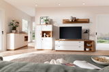 Modernes Highboard in einem hellen Wohnzimmer, frontal fotografiert, mit weißen und holzfarbenen Elementen, dekoriert mit Pflanzen und Kunstobjekten.