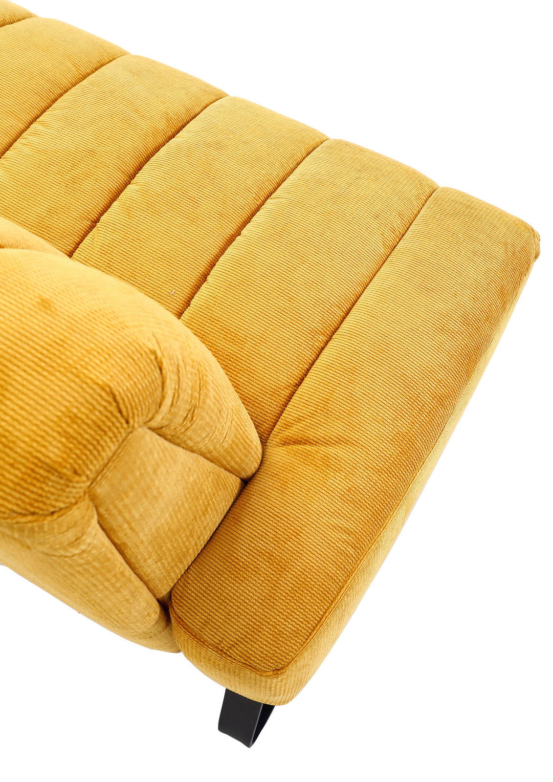 Gelbe 2,5er-Sitzbank aus Cordstoff, Nahaufnahme von oben mit sichtbaren Nähten und Polsterung.