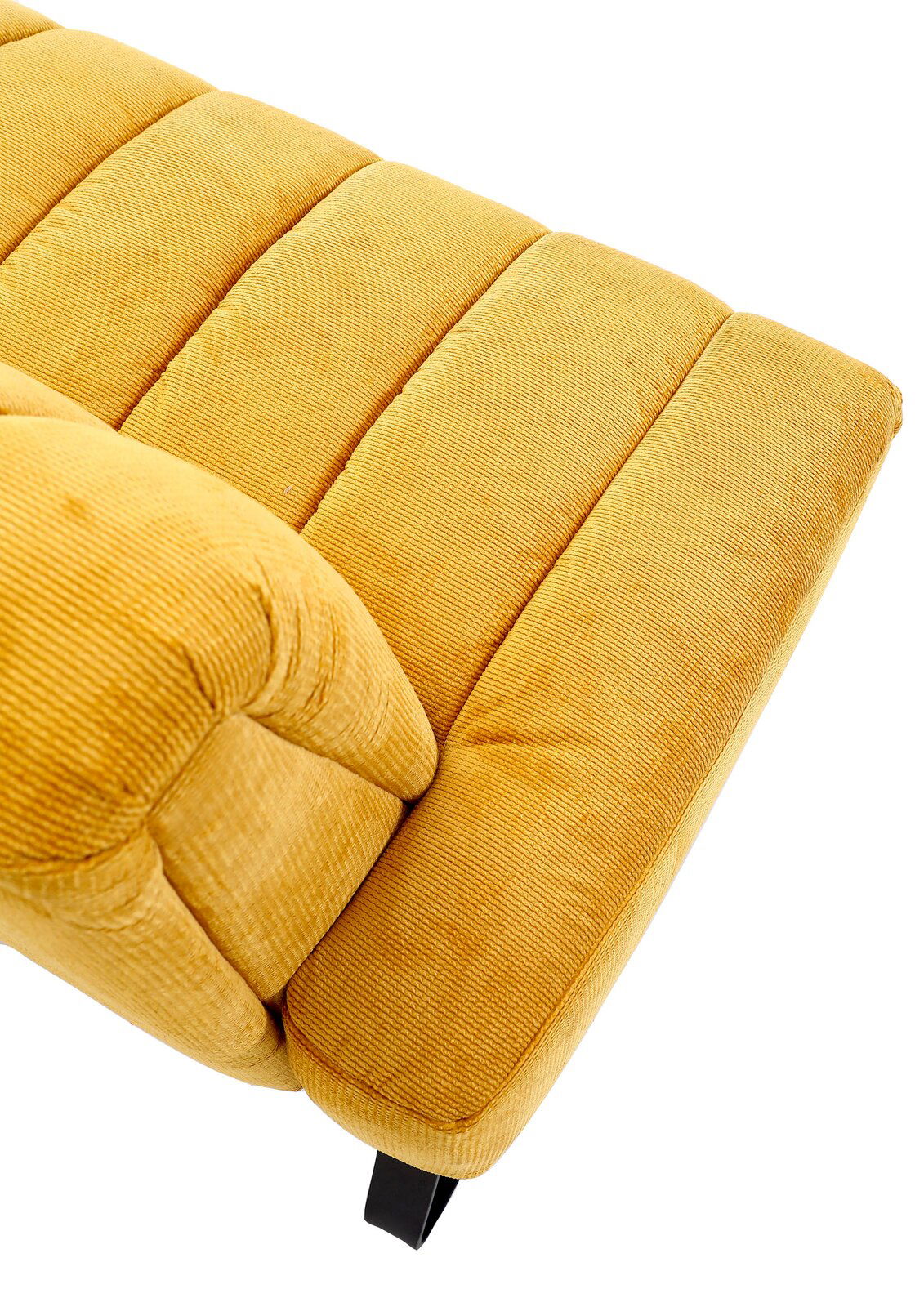 Gelbe 2,5er-Sitzbank aus Cordstoff, Nahaufnahme von oben mit sichtbaren Nähten und Polsterung.