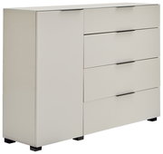 Modernes, hellgraues Sideboard mit links einer Tür und rechts vier Schubladen, schwarzen Griffleisten und schwarzen Füßen, freigestellt vor weißem Hintergrund, Ansicht schräg von vorn links.