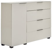 Modernes, hellgraues Sideboard mit links einer Tür und rechts vier Schubladen, schwarzen Griffleisten und schwarzen Füßen, freigestellt vor weißem Hintergrund, Ansicht schräg von vorn links.