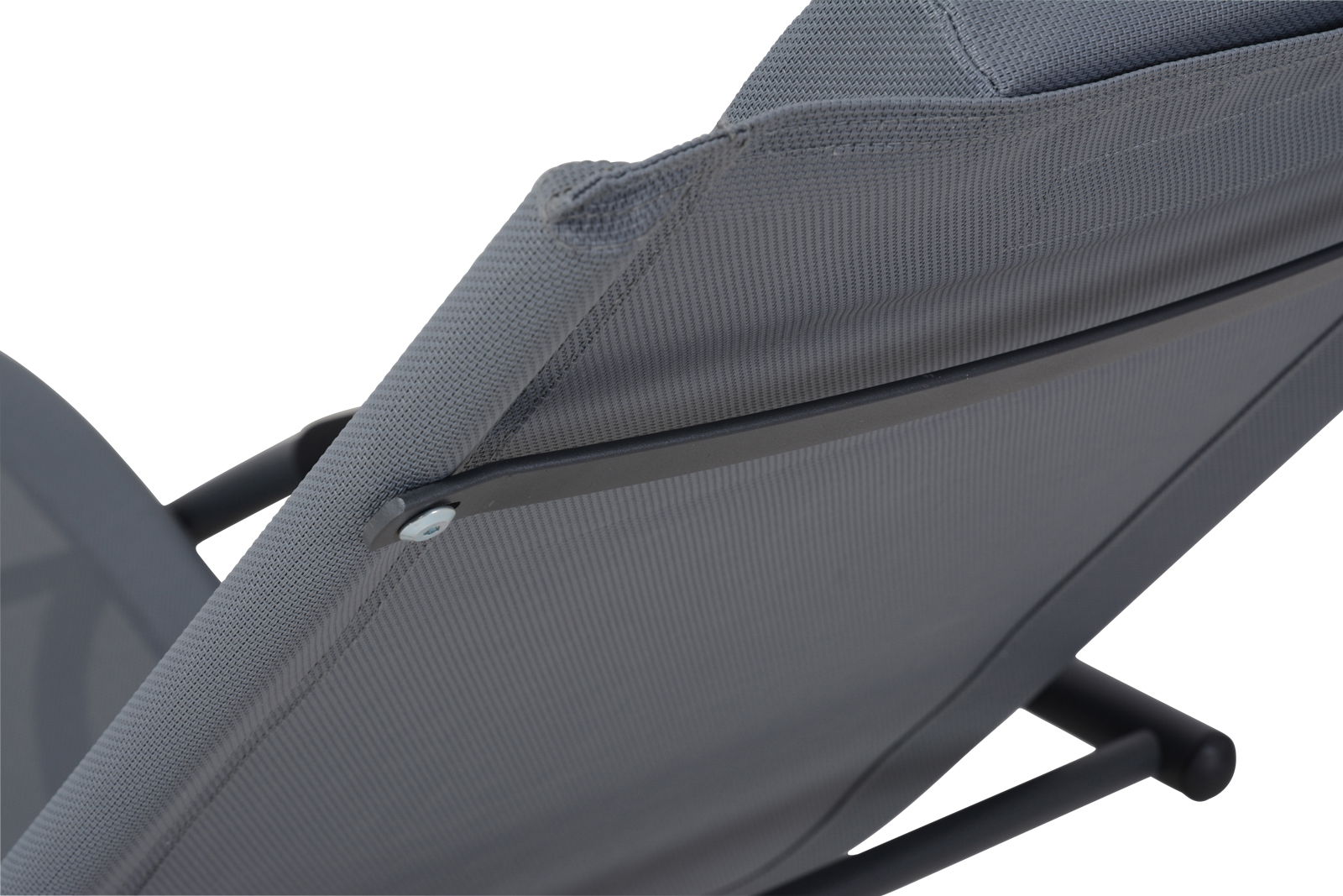 Nahaufnahme der grauen Schaukelliege von hinten, die den Stoff und das Gestell zeigt.