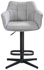 Grauer Barhocker mit gepolsterter Rückenlehne und Armlehnen, schwarzem Metallfuß und Fußstütze, Frontalansicht.