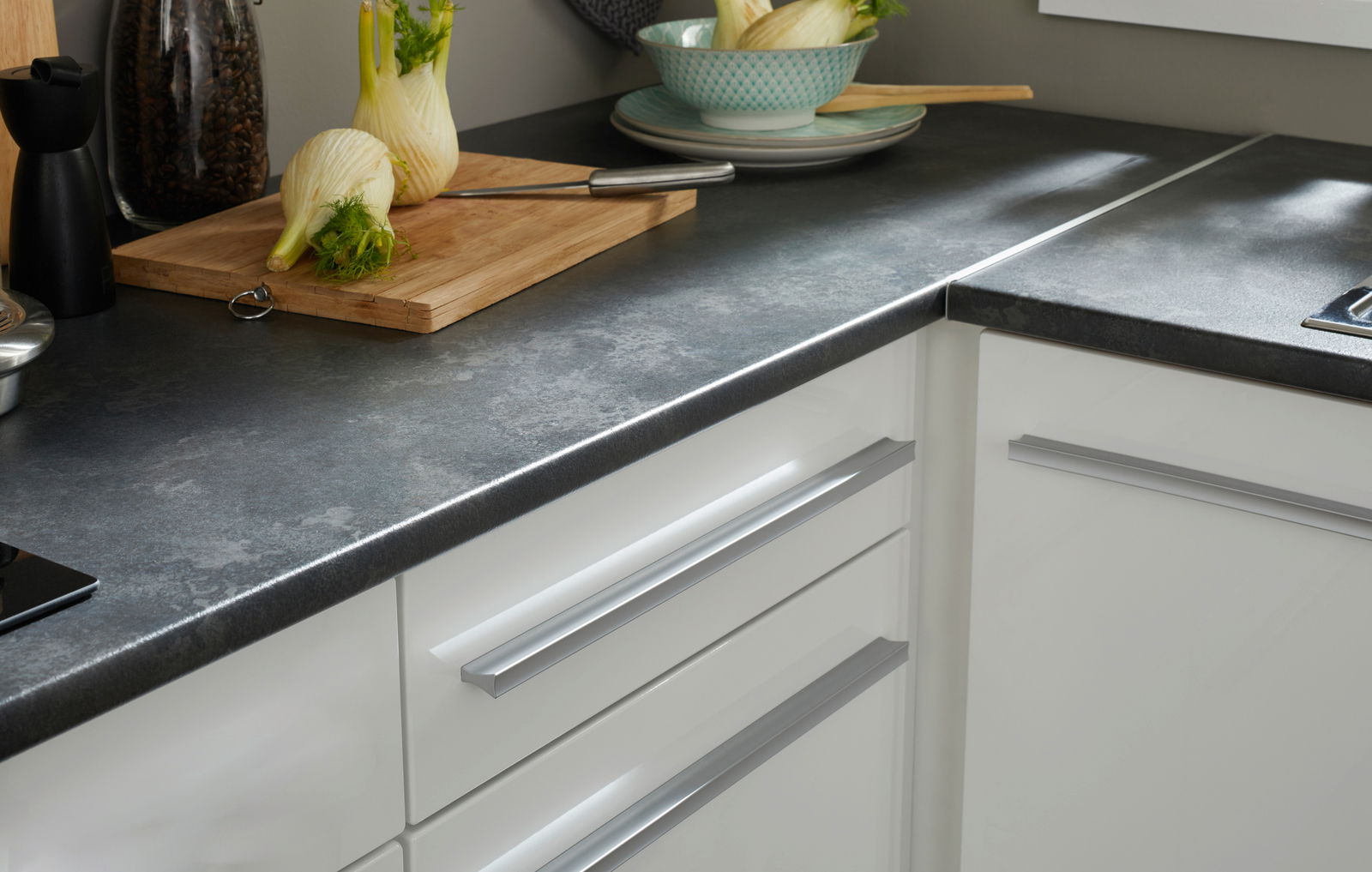 Moderne Küche mit Eckunterschrank, weißem Hochglanz-Finish und grauer Arbeitsplatte, Perspektive von oben