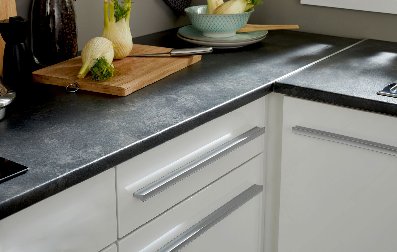 Moderne Küche mit Eckunterschrank, weißem Hochglanz-Finish und grauer Arbeitsplatte, Perspektive von oben