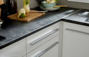 Moderne Küche mit Eckunterschrank, weißem Hochglanz-Finish und grauer Arbeitsplatte, Perspektive von oben