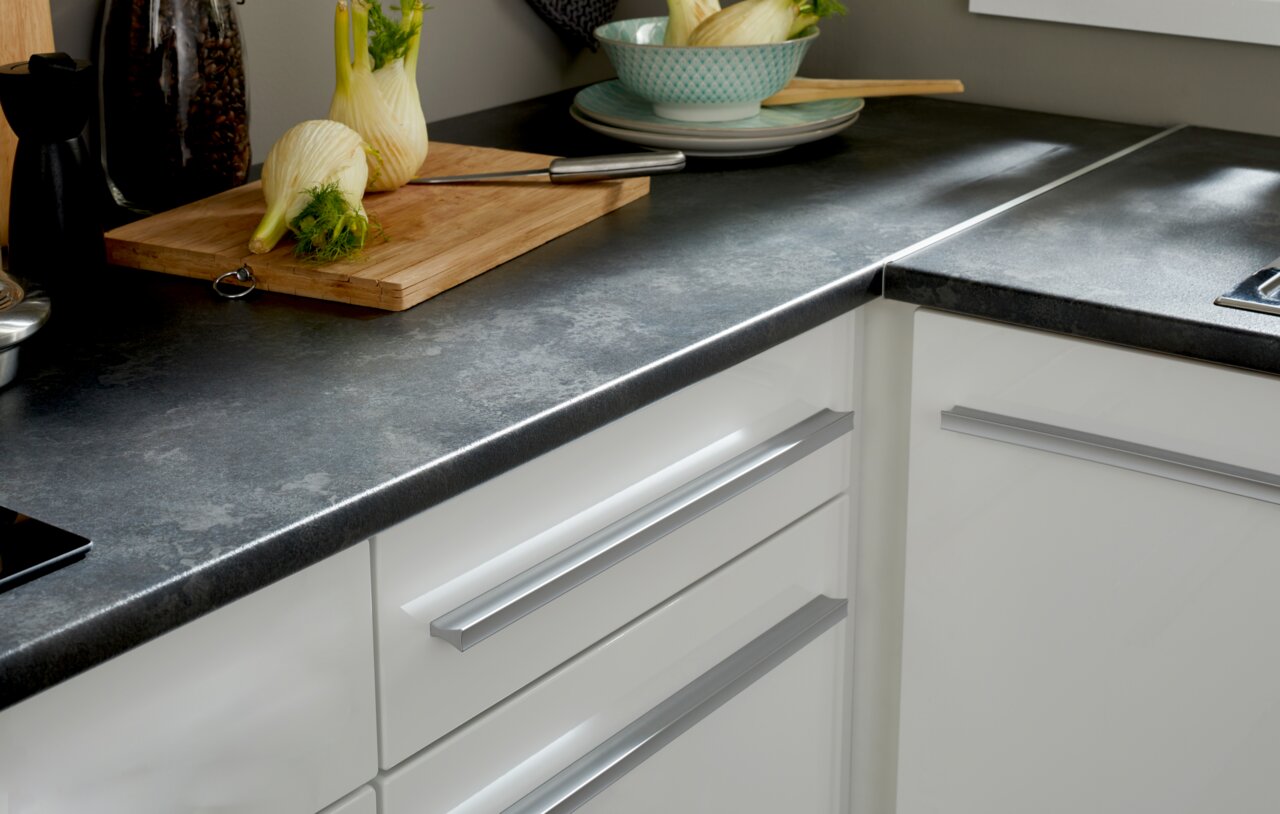 Moderne Küche mit Eckunterschrank, weißem Hochglanz-Finish und grauer Arbeitsplatte, Perspektive von oben