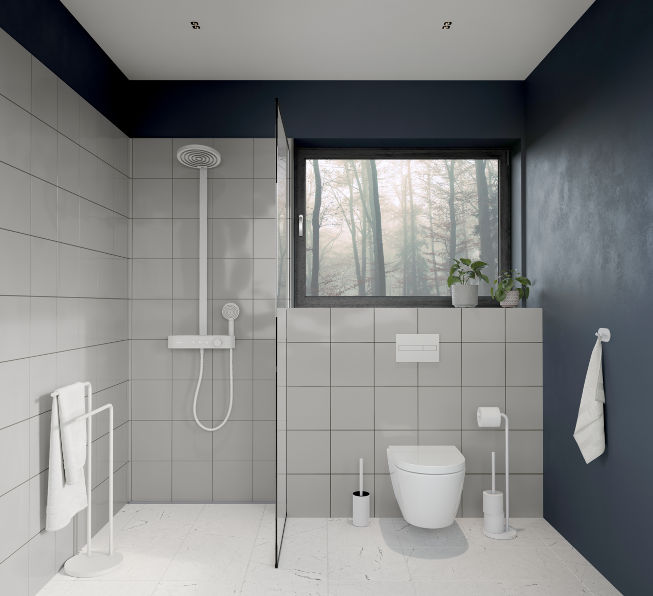 Moderne Badezimmeransicht mit WC-Bürste aus Stahl in Weiß neben der Toilette, von vorne betrachtet.