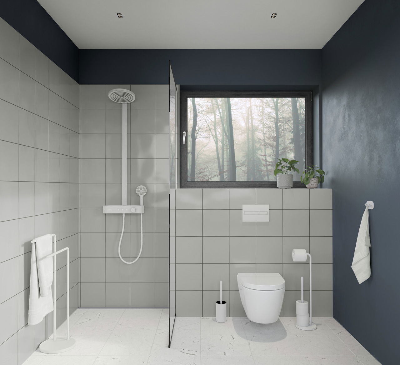 Moderne Badezimmeransicht mit WC-Bürste aus Stahl in Weiß neben der Toilette, von vorne betrachtet.