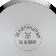 Blick auf den Boden eines WMF Extrabräters mit TransTherm-Logo und Symbolen für verschiedene Herdarten.