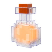 Transparenter, pixelartig gestufter Parfümflakon mit orangefarbenem Inhalt und orangefarbenem Deckel, freigestellt auf weißem Hintergrund, Frontansicht leicht von oben