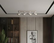 Deckenstrahler mit vier verstellbaren Spots in modernem Raum, seitliche Perspektive