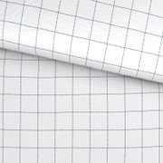 Weißer Stoff mit blauem Karomuster (Gitter), Nahaufnahme in schräger Draufsicht mit umgeschlagener Ecke
