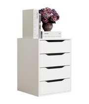 Weißer, schmaler Schubladenschrank mit fünf Schubladen und schwarzen Griffaussparungen, oben dekoriert mit Büchern und einer Vase mit violetten Hortensien, freigestellt vor weißem Hintergrund, in leichter Front-Links-Perspektive