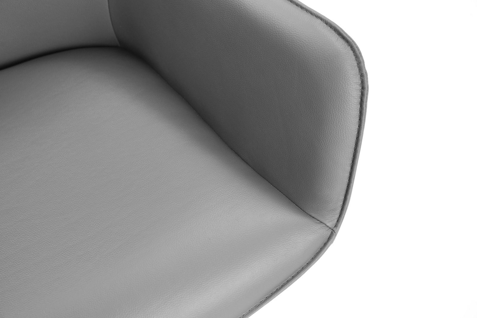 Nahaufnahme eines grauen Armlehnstuhls aus Leder, von oben betrachtet.