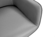 Close-up van een grijze leren fauteuil, gezien van bovenaf.