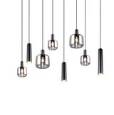 Moderne Pendelleuchte mit mehreren hängenden Glaskörpern und zylindrischen Metallfassungen, seitliche Perspektive