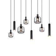Moderne Pendelleuchte mit mehreren hängenden Glaskörpern und zylindrischen Metallfassungen, seitliche Perspektive