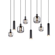 Moderne Pendelleuchte mit mehreren hängenden Glaskörpern und zylindrischen Metallfassungen, seitliche Perspektive