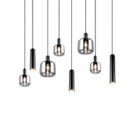 Moderne Pendelleuchte mit mehreren hängenden Glaskörpern und zylindrischen Metallfassungen, seitliche Perspektive