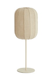 Beige tafellamp met een hoge, slanke metalen voet en een afgeronde, verticaal gestikte stoffen lampenkap, recht van voren afgebeeld.
