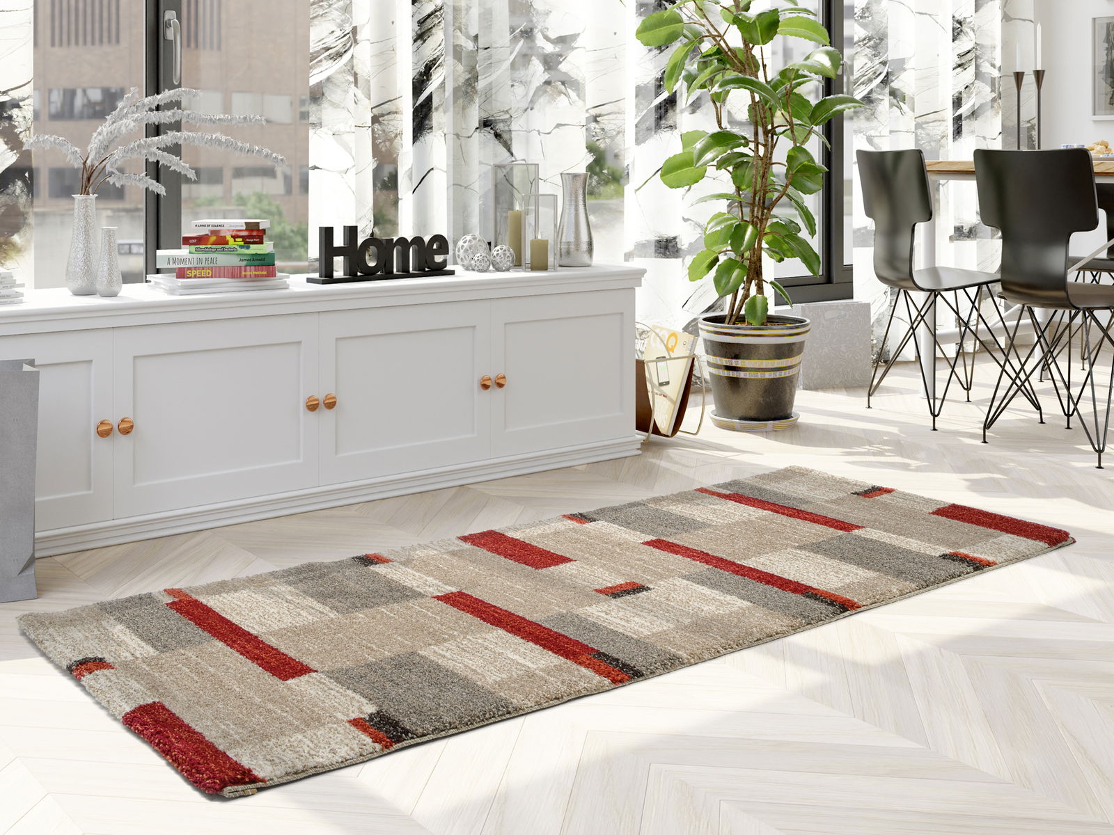 Moderner Teppich in Beige- und Rottönen, rechteckig, auf hellem Holzboden in einem stilvoll eingerichteten Raum mit Pflanzen und Dekorationen, seitliche Perspektive.