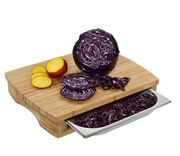 Holz-Arbeitsbrett mit geschnittenem Rotkohl und gelber Bete, seitliche Perspektive mit herausziehbarer Schale.