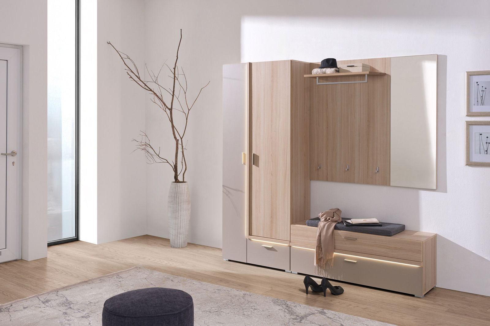 Moderne Garderobenkombination in heller Holzoptik mit Spiegel, Garderobenpaneel und Sitzbank, seitliche Perspektive.